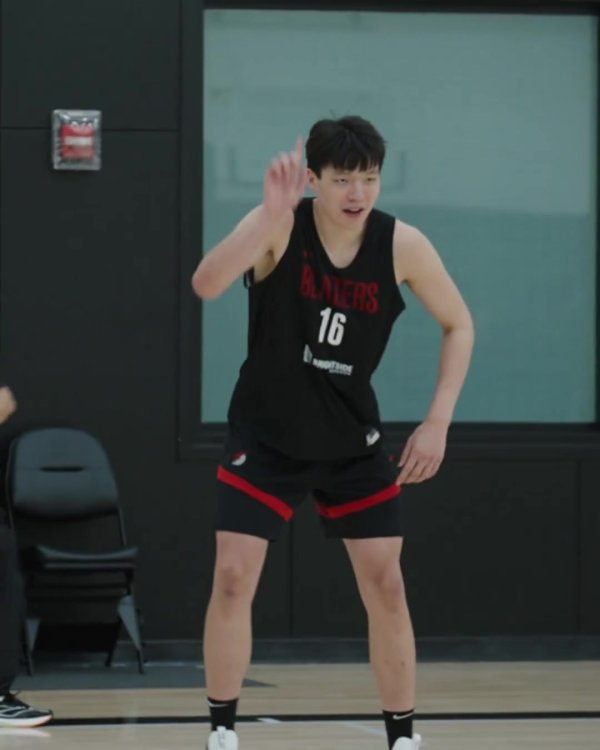 开拓者晒练习  集锦：杨瀚森空中接力+劈扣来去自如 跟队友也相谈甚欢