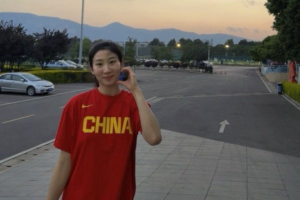 中国女篮拍摄亚洲杯定妆照 14人加入  拍摄 李一凡&