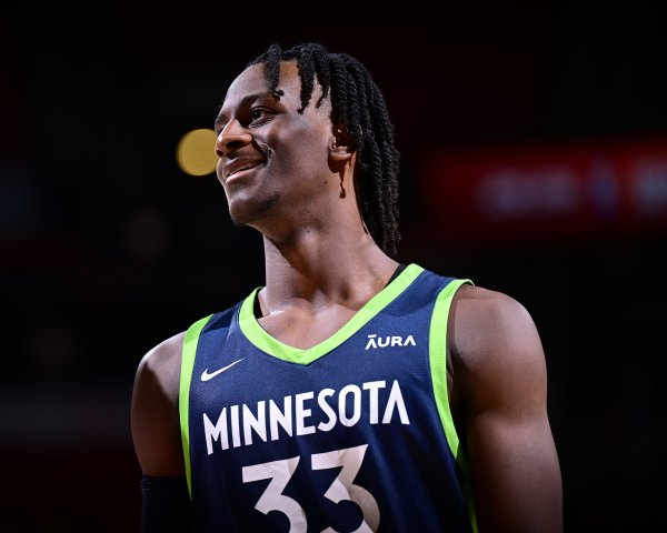 轻松两双！莱昂纳德-米勒16中8拿下22分11板2助1断1帽