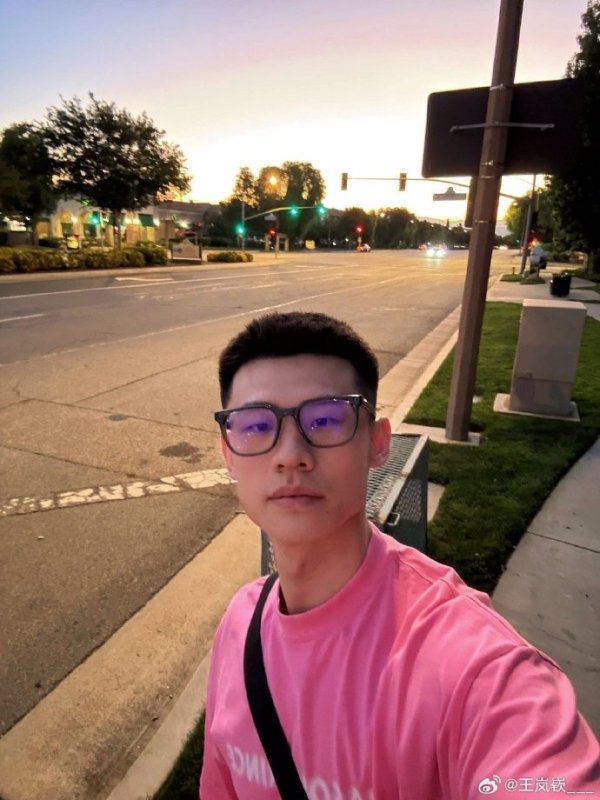 王岚嵚晒在美国的特训照：有好好练习   也有在好好生活