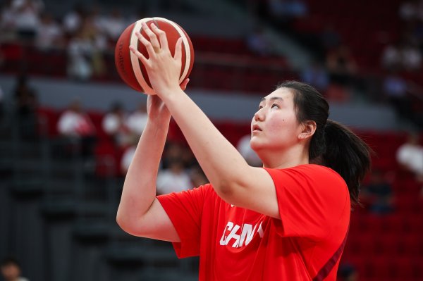 在二楼打球😂张子宇2米26&印尼最高球员1米83 双