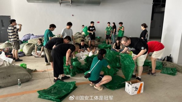 博主：昨天完成6万人TIFO展示，今天国安球迷又来到工体回收