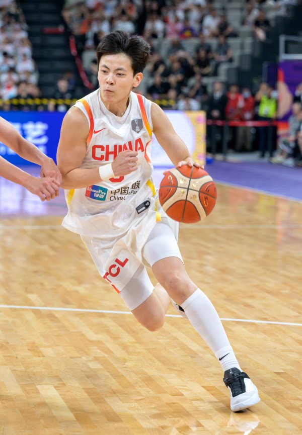 填满数据栏！杨舒予11中4拿到9分9板5助2断1帽 正负值+