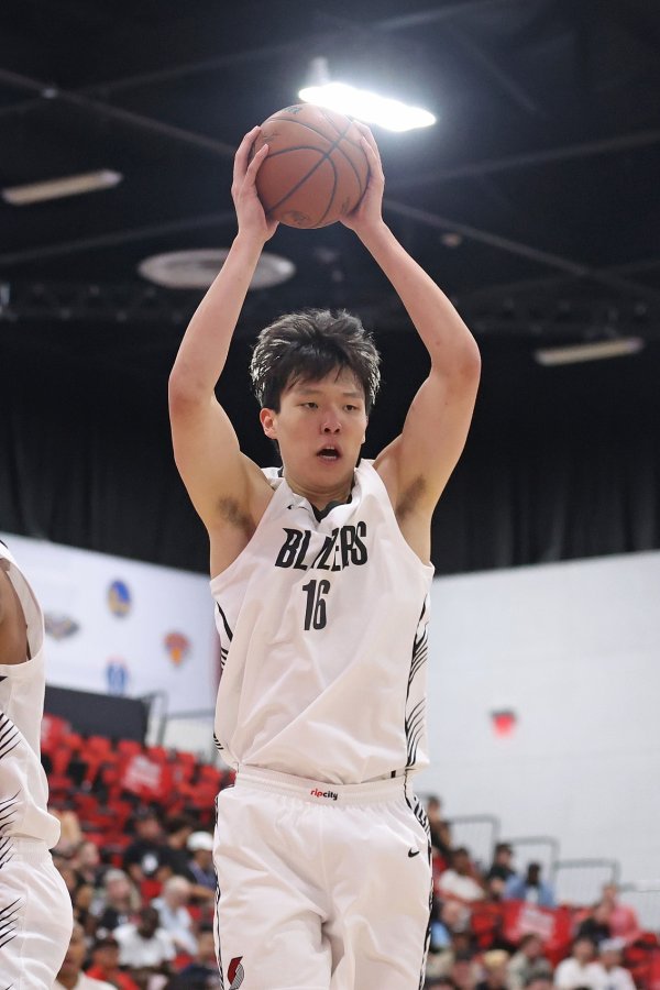 🤔队记：杨瀚森夏联篮板球  少是因为他都在卡位 球都被队友拿