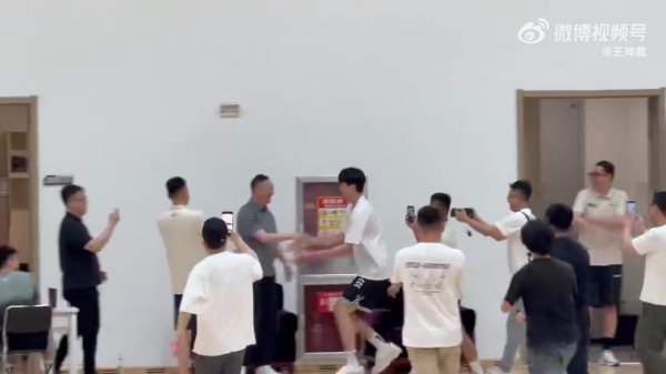 重回青岛男篮练习  基地😍杨瀚森与刘维伟热情相拥 两人打趣沟