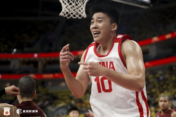 媒体人：中国男篮今夏最大的收获是王俊杰 他的防卫  &