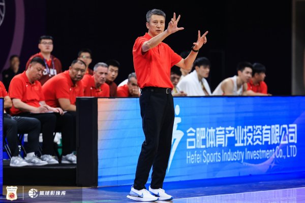 媒体人：现在男篮是四面楚歌&全员没呼吸权 积弱多年把