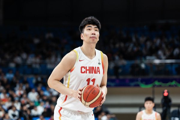 媒体人：中国男篮杆位篮板球  &护筐挺多问题 余嘉豪