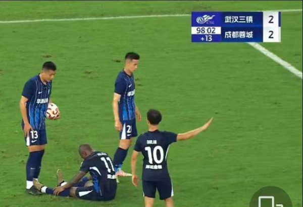 2裁判    抢镜成主角! 中超第16轮: 执法三镇裁判  
