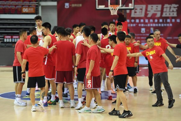 探长：中国男篮已顺利抵达沙特吉达 完成了在当地的首堂练习  