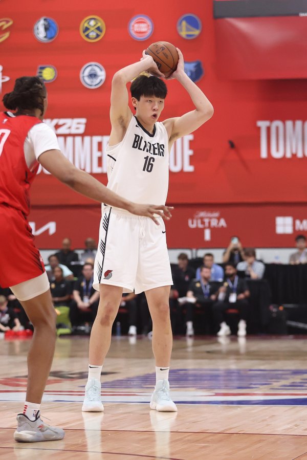 👀美媒晒杨瀚森和约基奇的夏联数据对比 前者除了篮板球  均占