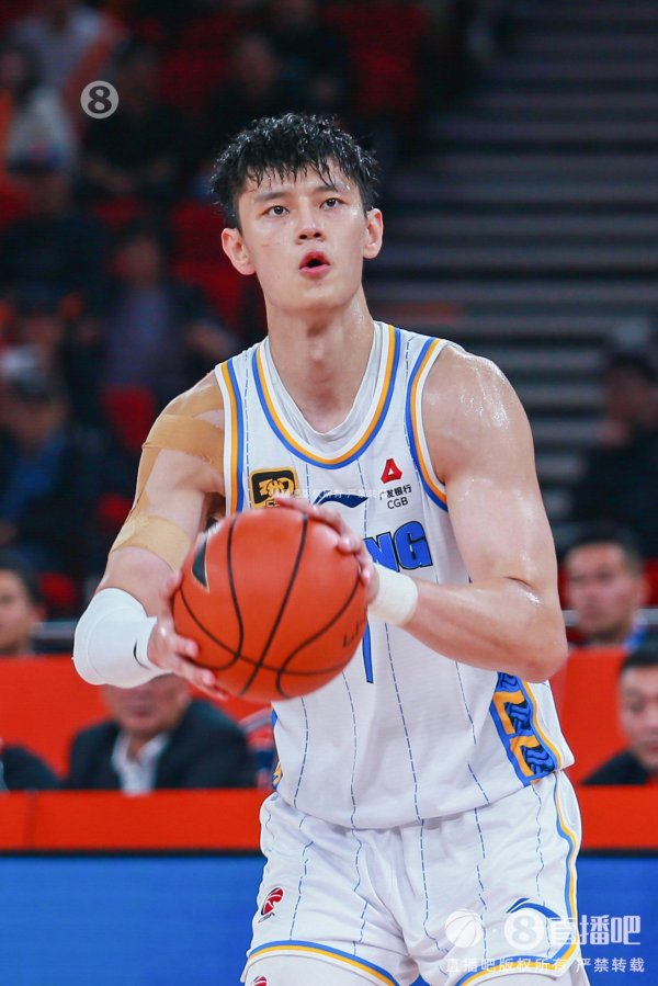 媒体人：E10合同不意味着曾凡博会离开首钢 得争取正式或双向