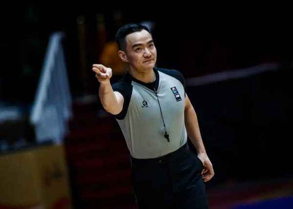 媒体人：FIBA裁判    水平真未必比中国裁判    高 