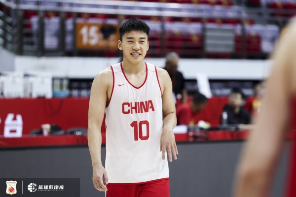 媒体人：27年理想阵形    是不是归化+赵睿/小崔+俊杰+