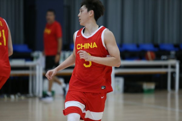 媒体人：竞技状态  这么差的胡明轩出战29分钟 说明他有郭导想要的东西