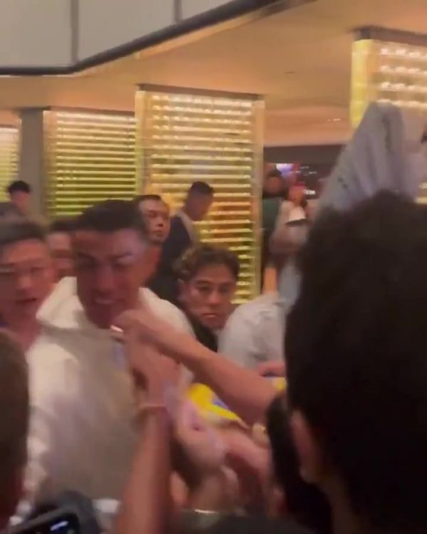 他乡遇故知！C罗在中国香港准备比赛  期间偶遇葡萄牙知名主持