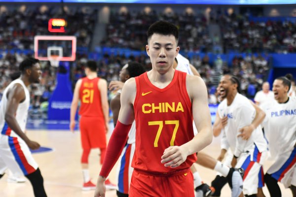 媒体人：胡明轩失致胜球  全队安慰 张镇麟则被队友录节目透明