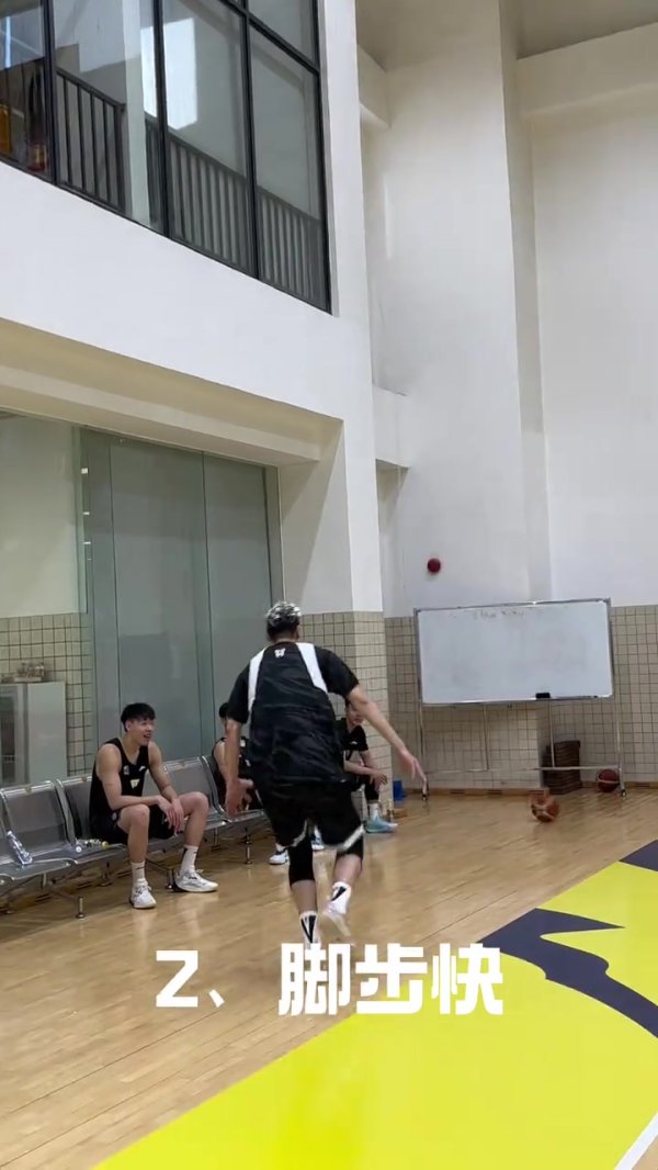 杜锋晒杜润旺生日会花絮：被一群人摁蛋糕里 事后找徐杰“算账”