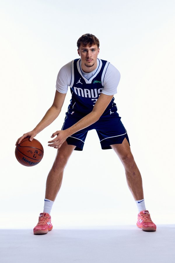 格里芬：弗拉格是近年来进入NBA的最全面球员 他能传送球  投射和防卫