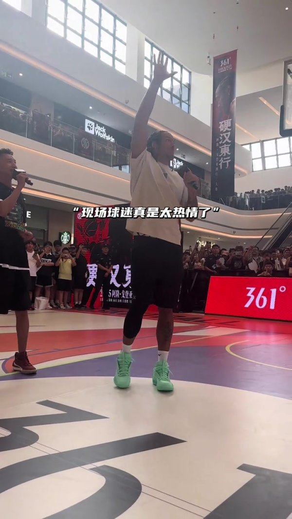 乐在其中！戈登化身练习  营指导教练员耐心指导小球员 送大帽&一起做游戏