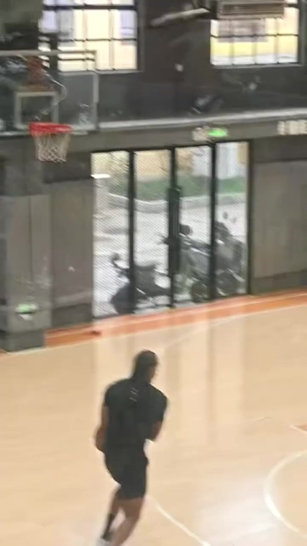 网友偶遇莱昂纳德：我也是好上了 看到小卡在广州秘密练习  ！