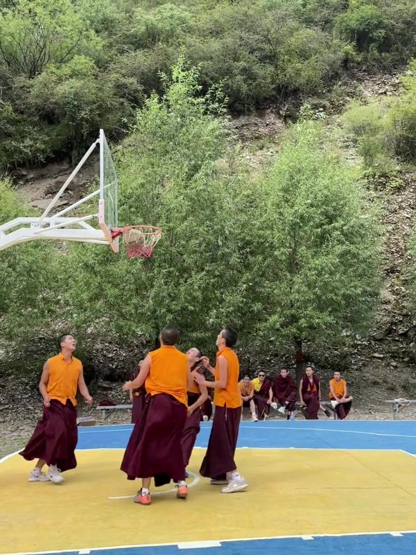 水平如何？一众僧人打篮球赛  赛&网友锐评：艾弗僧大