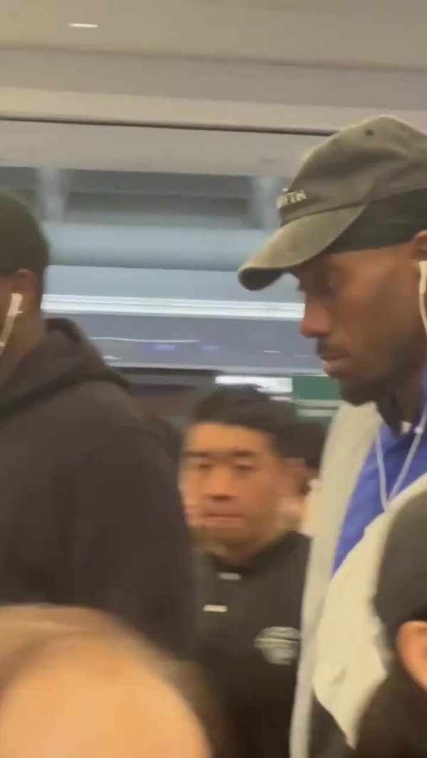 结束中国行！莱昂纳德现身机场 将飞回美国与快船队会合