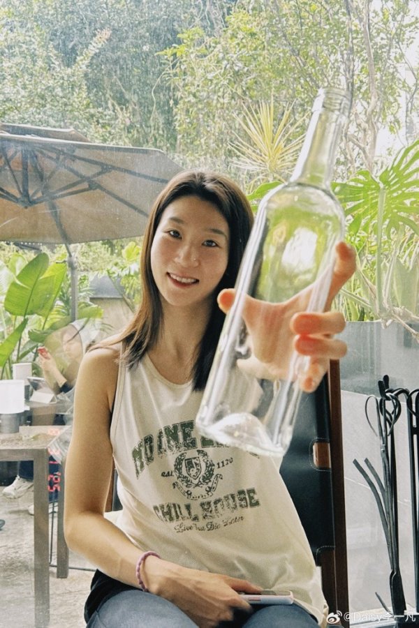 有点甜！李一凡晒个人美照：人嘛 开开心心就好☕️