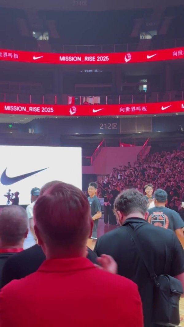 玩嗨了！詹姆斯与李梦相拥 回转  一圈后超远三分弹框而出