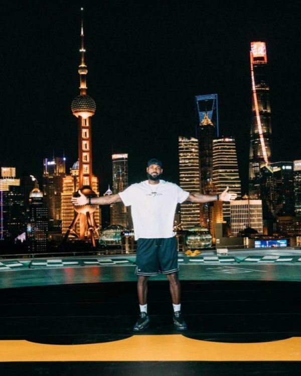 绝美夜景！詹姆斯晒昨晚在外滩拍照组图：上海🇨🇳夜晚和高度
