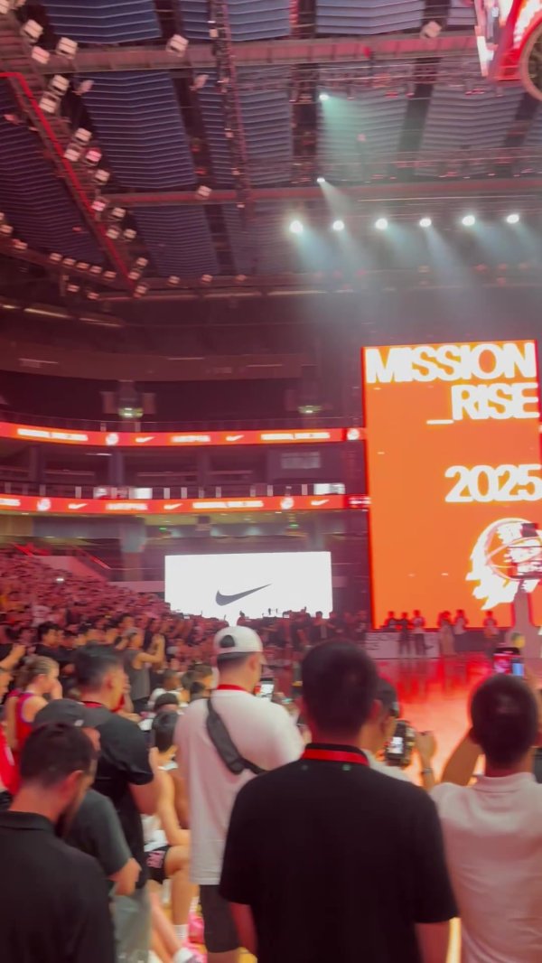 嗨翻天！詹姆斯成都行现场 球迷们齐声高喊“LBJ”