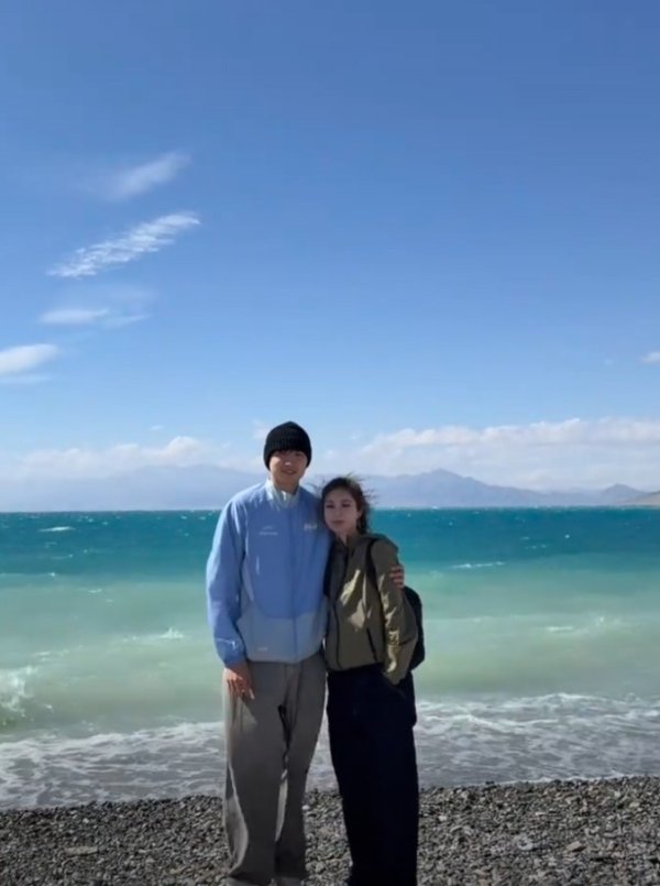 齐麟晒与妻子在赛里木湖游玩的照片：没白活