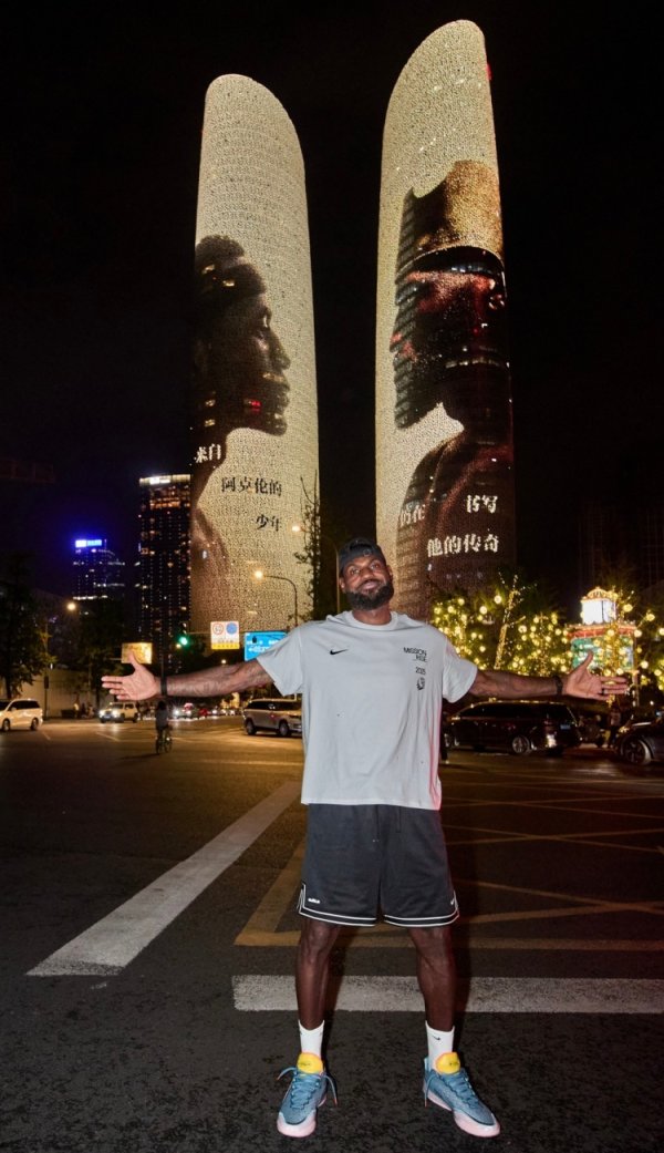 亲自打卡留念！詹姆斯昨晚在成都双子塔灯光秀前合影 “戴”皇冠