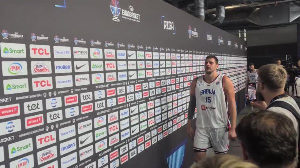 爆冷无缘8强！约基奇一脸落寞走过采访区