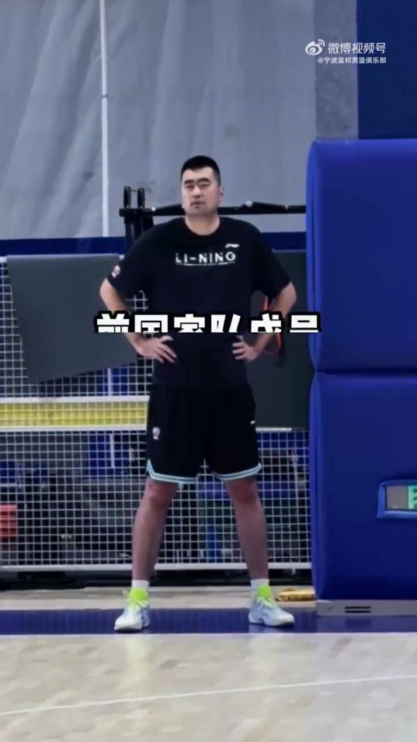 助理指导教练员耐心指导！张兆旭向宁波男篮球赛  员传授经验与