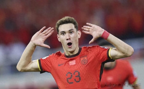 炸裂! U23亚洲杯: 王钰栋戏耍对方, 兜射世界波。网友: