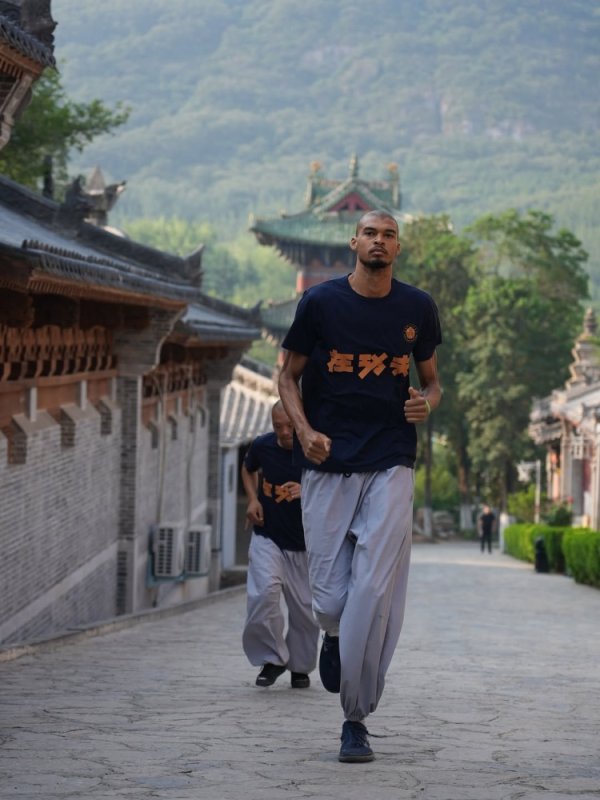 支线任务结束！马刺晒组图回顾文班夏天之旅：封面为少林寺之行
