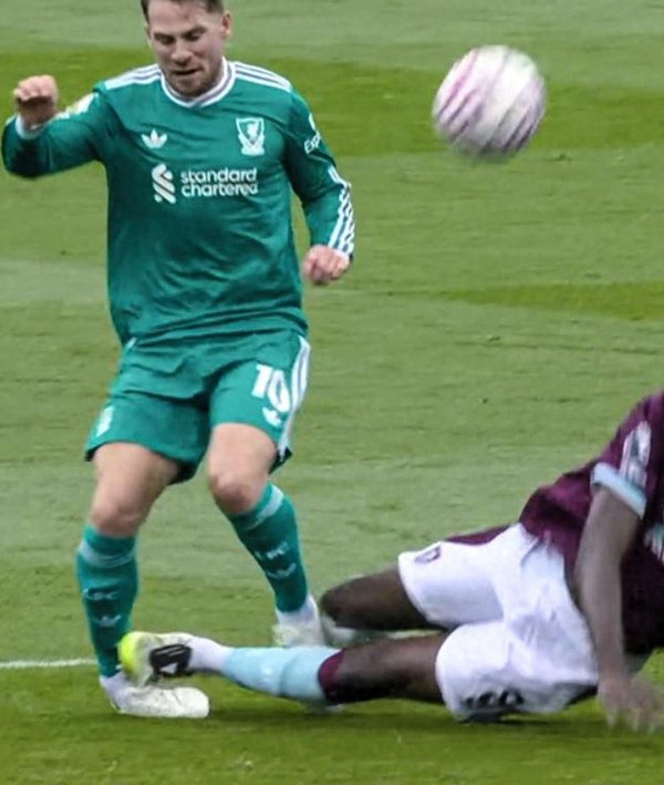 不忍直视！阿根廷国脚麦卡利斯特遭遇恐怖飞铲