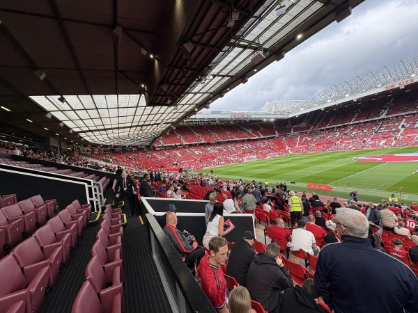 邮报:曼联主场作战  战切尔西VIP票销售情况不佳,部分已降