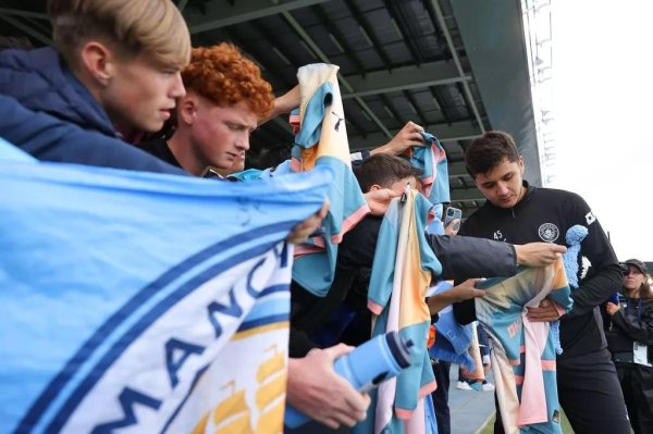 曼晚：曼城花3亿英镑难解右卫难题，英超四战换三将谁能胜出