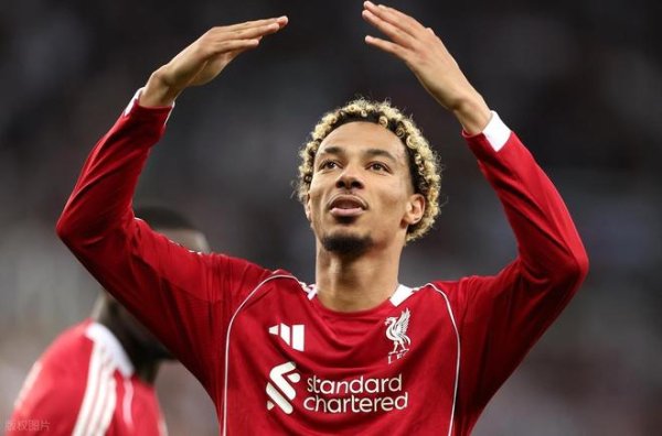 萨拉赫喂饼, 9500万先生近距离踢飞+抱头懊恼, 球迷: