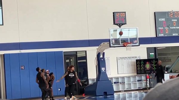 依旧丝滑！乔治练习  中玩1V1 连续在乌布雷马克西头上完成干拔