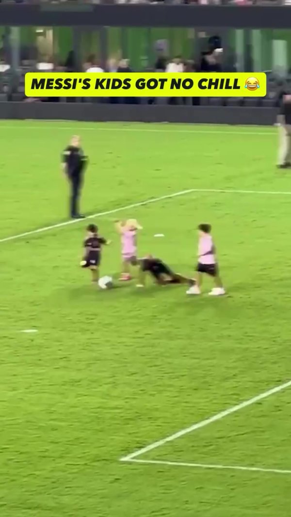 其实是后场球员苗子？放铲+冲撞，梅西孩子射门身体对峙  剧烈