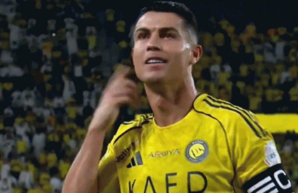 对手球运动  迷高喊梅西名字！40岁C罗破门后回击：你们大点