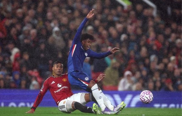 费迪南德：裁判    将卡塞米罗罚下太严厉，曼联的传中策略 