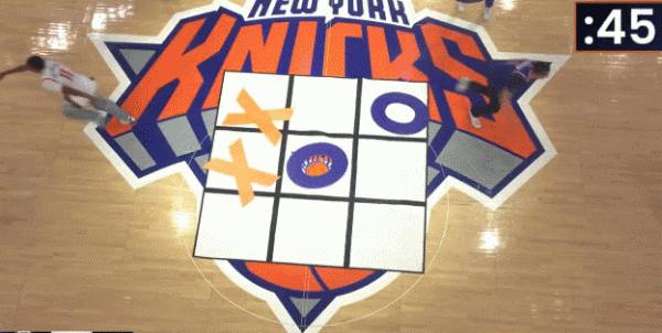 玩命😭球迷比拼井字棋 争分夺秒撞飞对手完成致胜球  ！