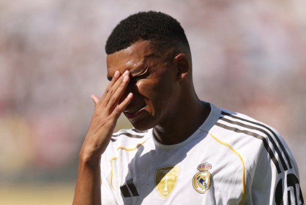 快27岁的姆巴佩仍0金球0欧冠, 同龄梅西4金球3欧冠C罗1