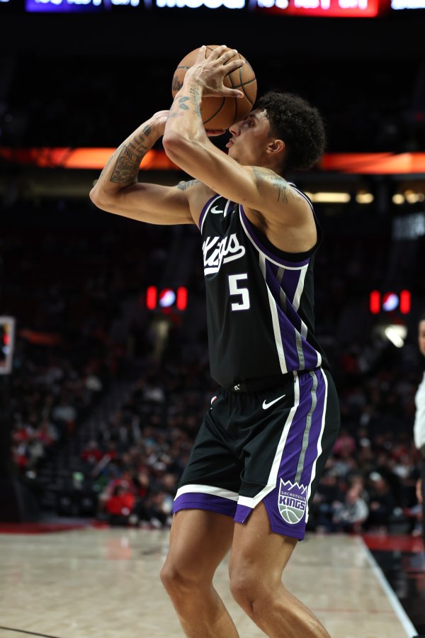 身手全面！24号秀克利福德12中5拿下13分5板7助1断