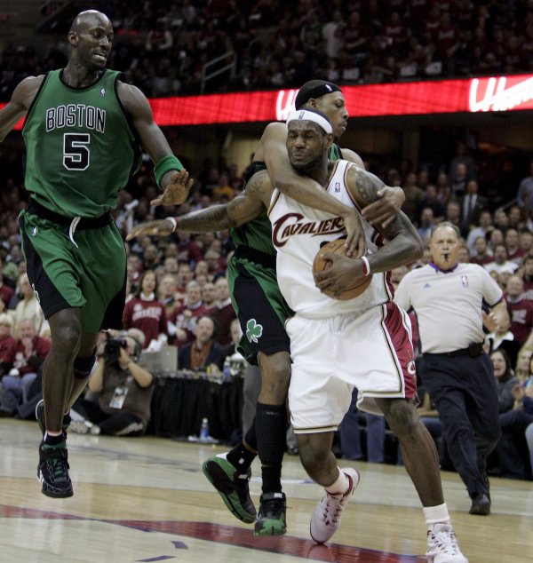 詹母曾想为儿子出头对自己动手？皮尔斯：我只是阻止了他上篮