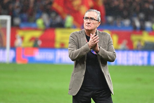 伊万执教履历：率鲁能夺魁  、阿曼致胜球  日本、国足成“封